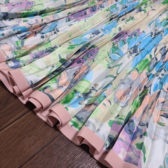 M'S GRACY(エムズグレイシー)のエムズグレイシー フラワープリント プリーツスカート スカート レディースのスカート(ひざ丈スカート)の商品写真