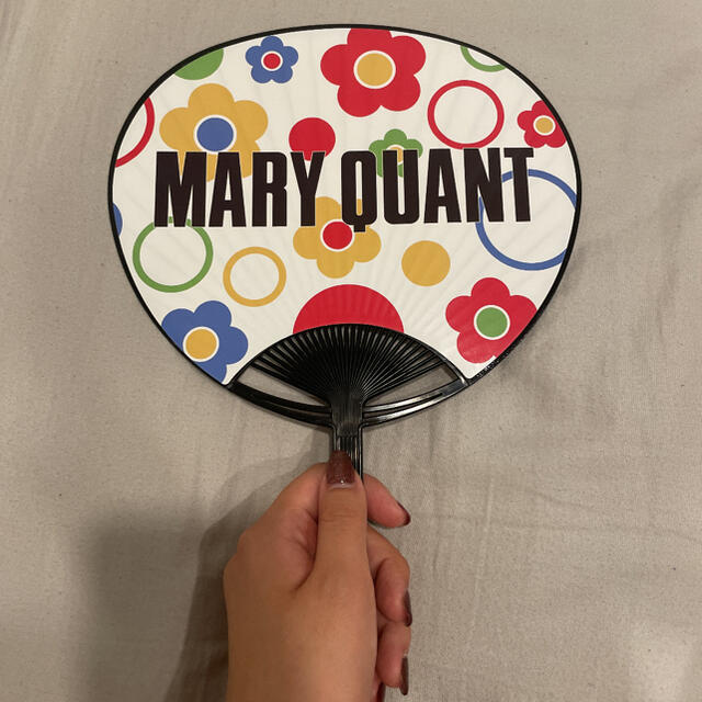 MARY QUANT(マリークワント)のMary quant  マリークワント　うちわ　2021 ノベルティ　非売品　 エンタメ/ホビーのコレクション(ノベルティグッズ)の商品写真