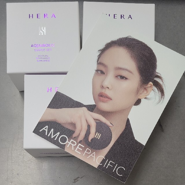 AMOREPACIFIC(アモーレパシフィック)のHERA サンプルセットBLACKPINK ジェニーポストカード コスメ/美容のキット/セット(サンプル/トライアルキット)の商品写真