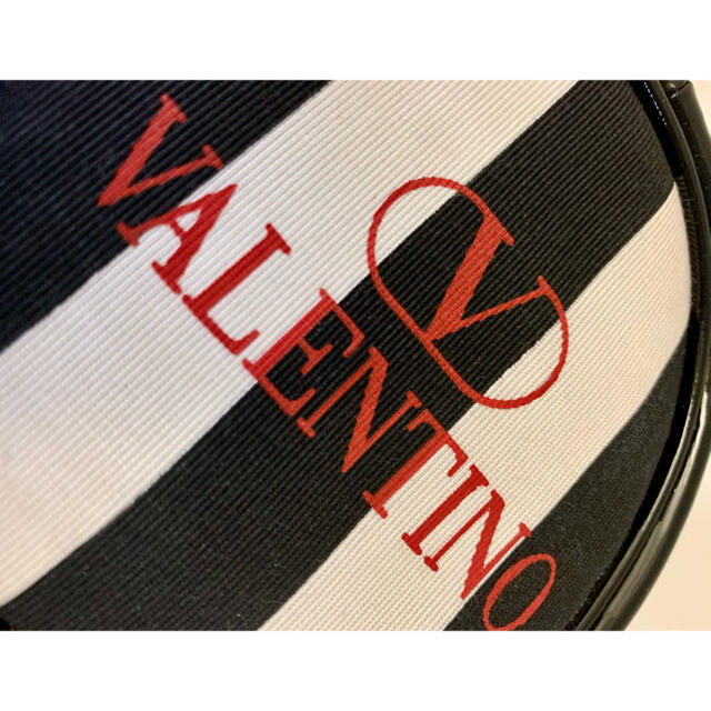 VALENTINO(ヴァレンティノ)のVALENTINO ヴァレンチノ ストライプレザー丸型化粧ポーチ 小物入れ レディースのファッション小物(ポーチ)の商品写真