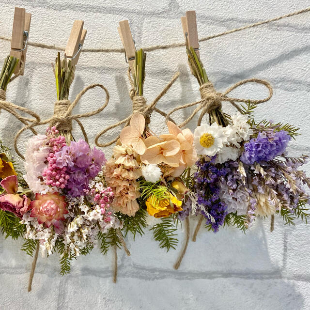涼を感じる 淡い青色の紫陽花と夏の草花を束ねた スワッグ ドライ 涼を感じる 淡い青色の紫陽花と夏の草花を束ねた スワッグ ドライ