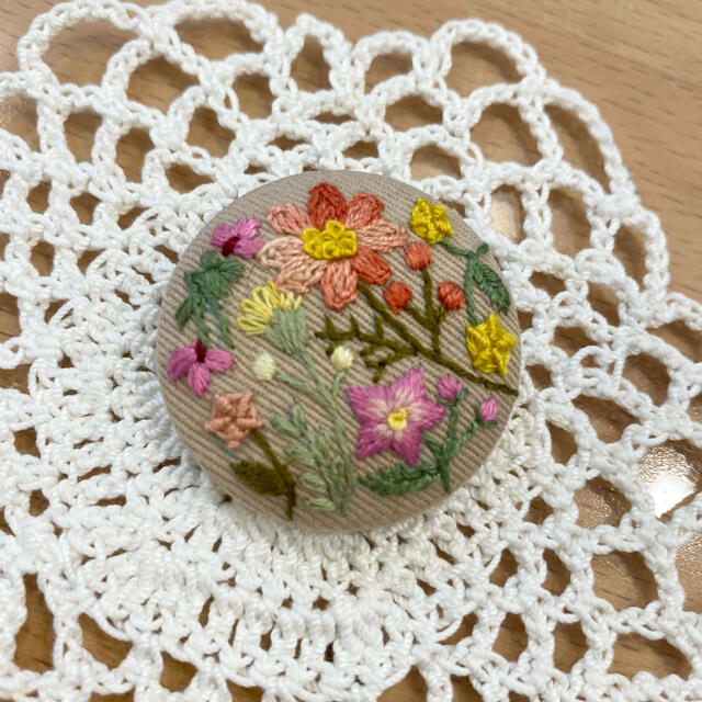 ハンドメイド　刺繍ブローチ☆ ハンドメイドのアクセサリー(コサージュ/ブローチ)の商品写真