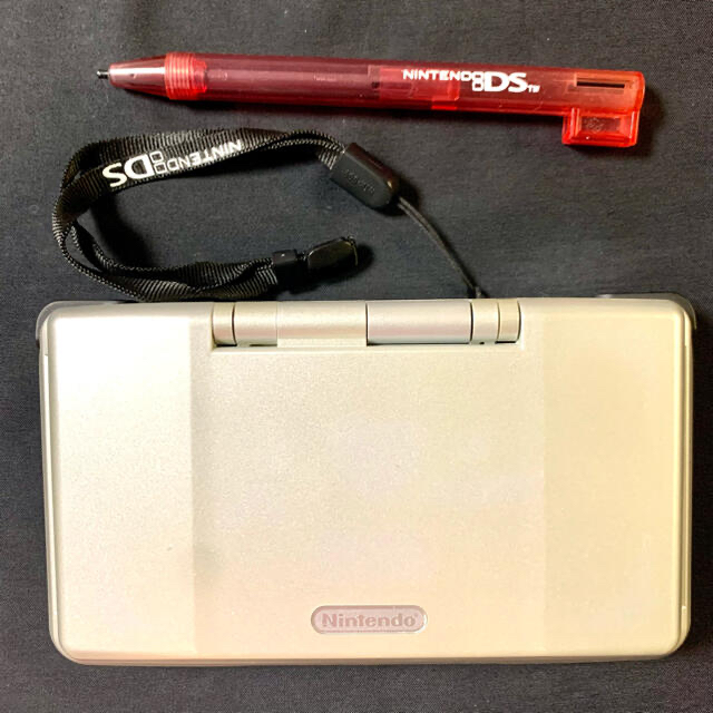 ニンテンドーDS(ニンテンドーDS)のニンテンドーDS シルバー エンタメ/ホビーのゲームソフト/ゲーム機本体(家庭用ゲーム機本体)の商品写真