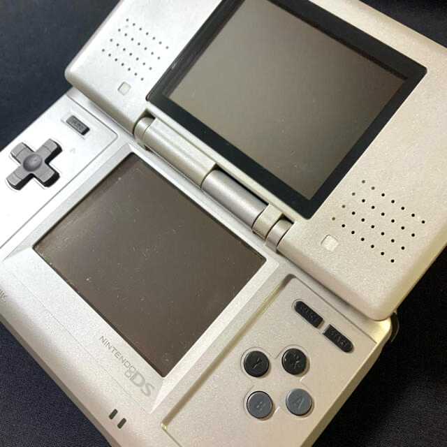 ニンテンドーDS(ニンテンドーDS)のニンテンドーDS シルバー エンタメ/ホビーのゲームソフト/ゲーム機本体(家庭用ゲーム機本体)の商品写真