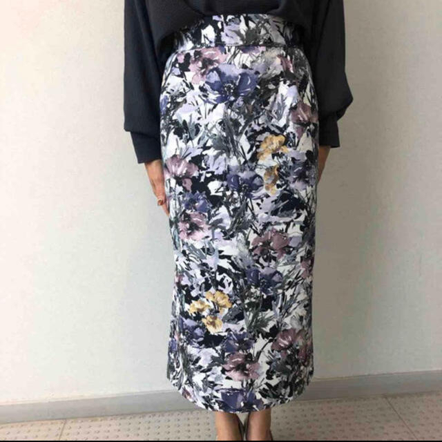 tiara(ティアラ)のペインティングフラワータイトスカート レディースのスカート(ロングスカート)の商品写真