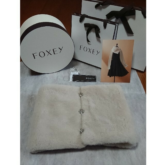 FOXEY(フォクシー)の✿ご専用✿【美品】FOXEY "Jewel Snood" オイスターベージュ レディースのファッション小物(スヌード)の商品写真