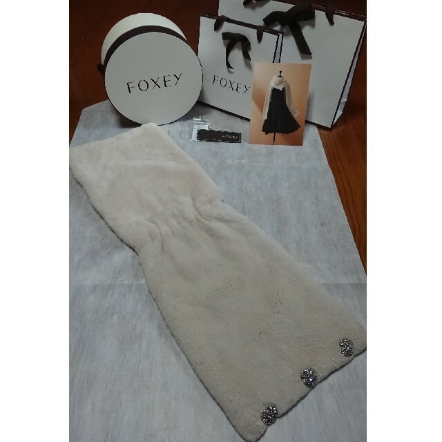 FOXEY(フォクシー)の✿ご専用✿【美品】FOXEY "Jewel Snood" オイスターベージュ レディースのファッション小物(スヌード)の商品写真