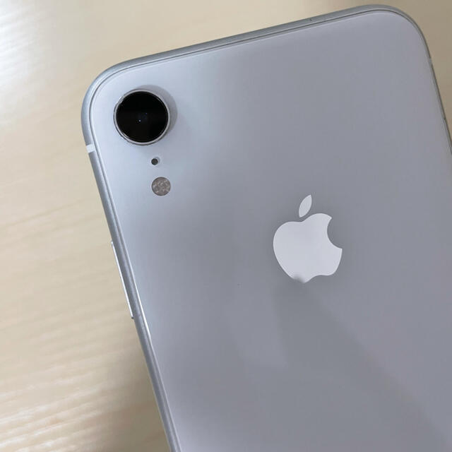 Apple(アップル)のiPhone XR White 64 GB スマホ/家電/カメラのスマートフォン/携帯電話(スマートフォン本体)の商品写真