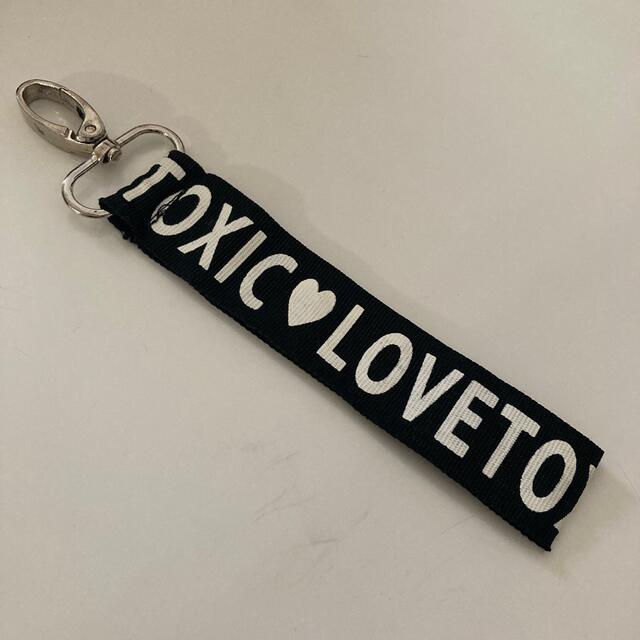 lovetoxic(ラブトキシック)の【Love toxic】ラブトキ　ロゴ　チャーム　キーホルダー（黒） メンズのファッション小物(キーホルダー)の商品写真