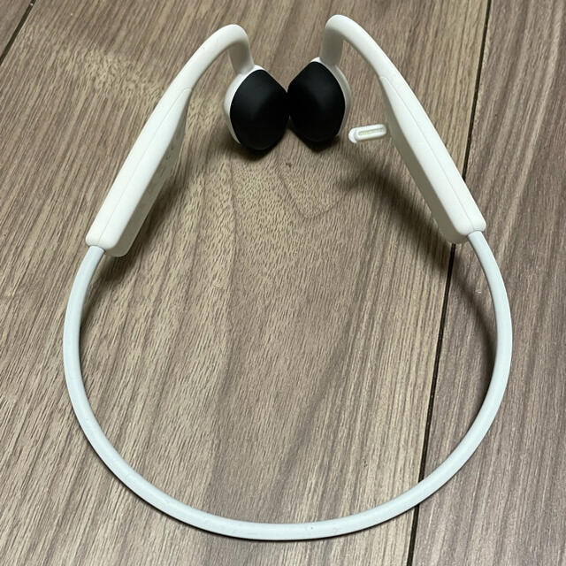 Bluetoothマイク付き骨伝導イヤホン　AFTERSHOKZ スマホ/家電/カメラのオーディオ機器(ヘッドフォン/イヤフォン)の商品写真