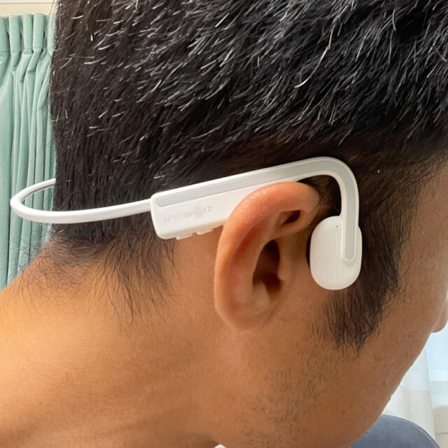 Bluetoothマイク付き骨伝導イヤホン　AFTERSHOKZ スマホ/家電/カメラのオーディオ機器(ヘッドフォン/イヤフォン)の商品写真