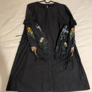 ザラ(ZARA)の値下げ　ZARA 刺繍ワンピース(ひざ丈ワンピース)