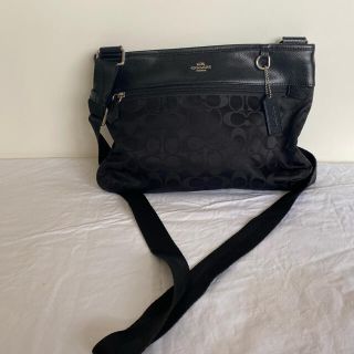 コーチ(COACH)のＣＯＡＣＨ ナイロン　シグネチャー　ショルダーバッグ　黒(ショルダーバッグ)