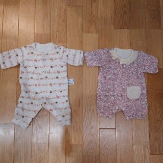 ユニクロ(UNIQLO)の2枚セット　ロンパース　60　女の子　うさぎ　花柄(ロンパース)