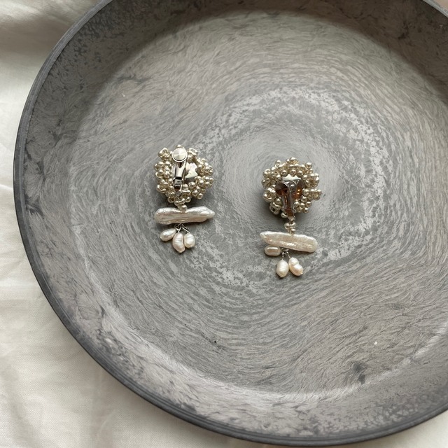 mina perhonen(ミナペルホネン)のつぶみ　淡水パール　ビーズ刺繍 ハンドメイドのアクセサリー(イヤリング)の商品写真