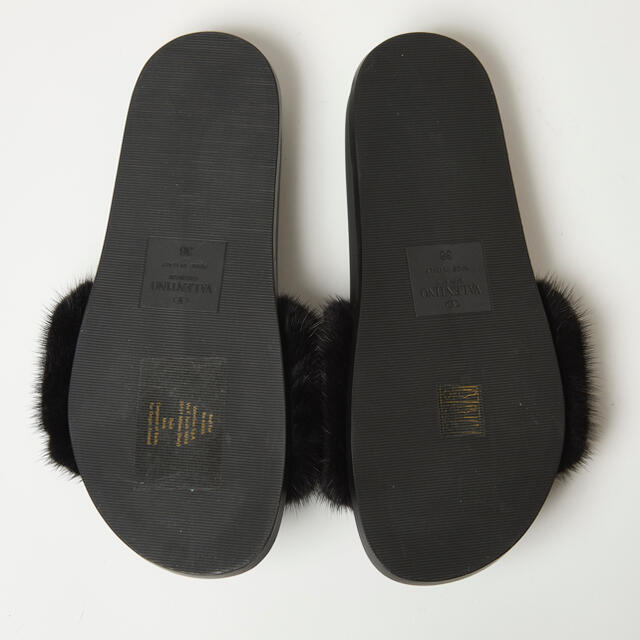 VALENTINO(ヴァレンティノ)のVALENTINO ミンクファー&スタッズ サンダル ブラック レディースの靴/シューズ(サンダル)の商品写真