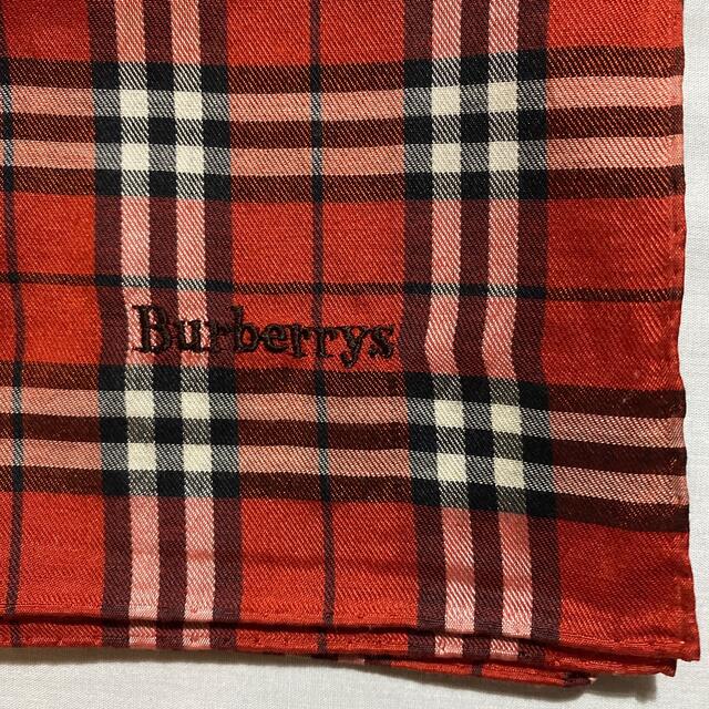 BURBERRY(バーバリー)のBurberrys シルク100% ハンカチ　レッドチェック　中古美品　#995 レディースのファッション小物(ハンカチ)の商品写真