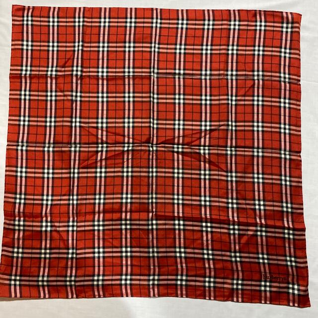 BURBERRY(バーバリー)のBurberrys シルク100% ハンカチ　レッドチェック　中古美品　#995 レディースのファッション小物(ハンカチ)の商品写真