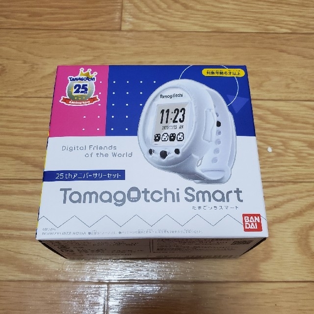 BANDAI(バンダイ)のTamagotchi Smart 25th アニバーサリーセット エンタメ/ホビーのゲームソフト/ゲーム機本体(携帯用ゲーム機本体)の商品写真