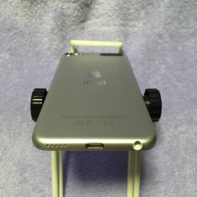 iPod touch(アイポッドタッチ)の4 iPod touch 第6世代シルバー（32GB）送料無料 スマホ/家電/カメラのオーディオ機器(ポータブルプレーヤー)の商品写真