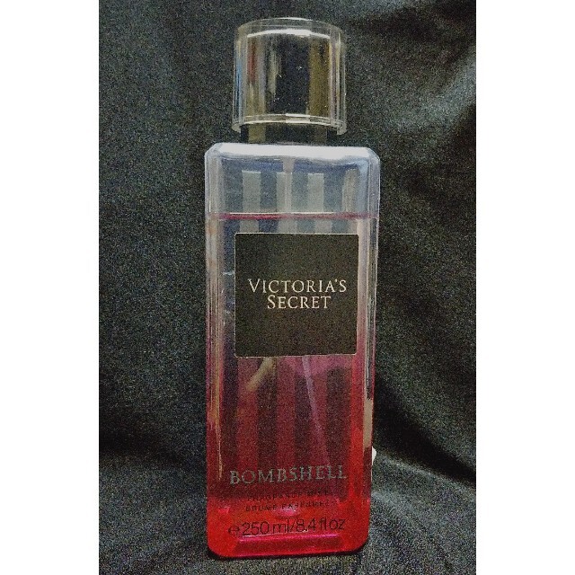 Victoria's Secret(ヴィクトリアズシークレット)のヴィクトリアシークレット　ボムシェル　フレグランスミスト　250ml コスメ/美容のボディケア(ボディローション/ミルク)の商品写真