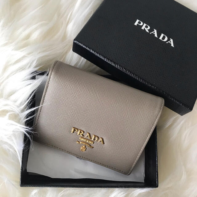 PRADA(プラダ)の美品です☺️ プラダ　サフィアーノ　二つ折り財布　コンパクトウォレット レディースのファッション小物(財布)の商品写真