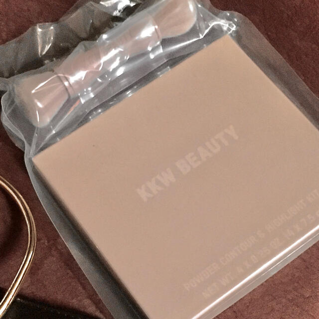 ★KKW Beauty★パウダー ハイライト チーク パレット★Light★ コスメ/美容のベースメイク/化粧品(フェイスカラー)の商品写真