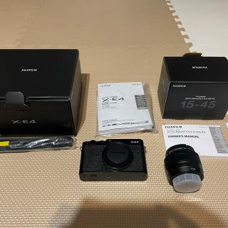 フジフイルム(富士フイルム)のFUJIFILM X-E4   レンズキット [美品](ミラーレス一眼)