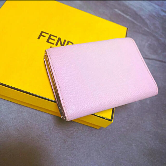 フェンディ　コンパクトウォレット　三つ折り財布　ピンクベージュ　FENDI ミニ