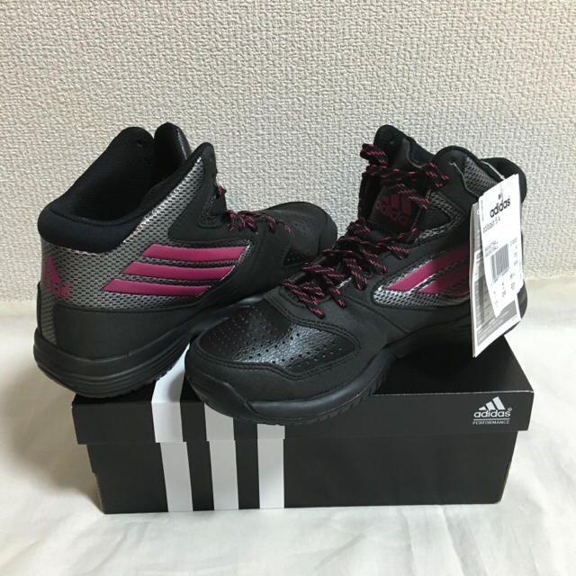 adidas(アディダス)の【ふぅ様専用】【新品】23 アディダス バスケットシューズ  スニーカー キッズ/ベビー/マタニティのキッズ靴/シューズ(15cm~)(スニーカー)の商品写真