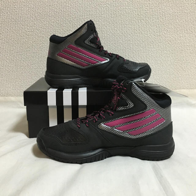 adidas(アディダス)の【ふぅ様専用】【新品】23 アディダス バスケットシューズ  スニーカー キッズ/ベビー/マタニティのキッズ靴/シューズ(15cm~)(スニーカー)の商品写真