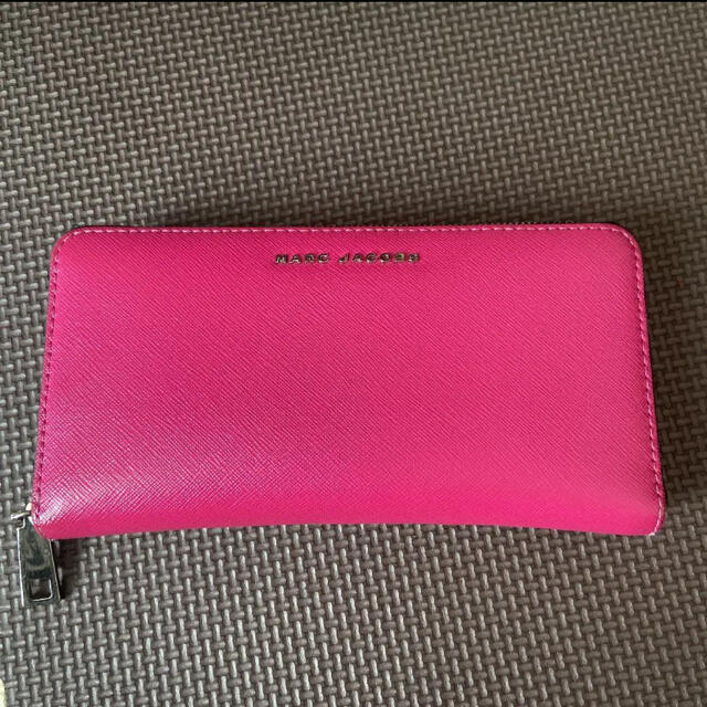 ブランド MARC JACOBS - MARC JACOBS 長財布 ピンク バイカラーの通販