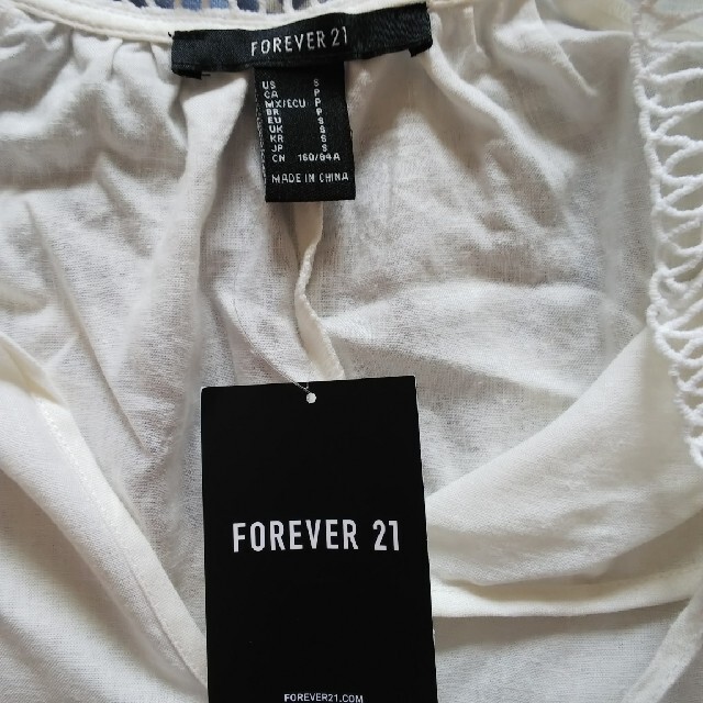 FOREVER 21(フォーエバートゥエンティーワン)の新品　Forever21　パフスリーブブラウス レディースのトップス(シャツ/ブラウス(長袖/七分))の商品写真