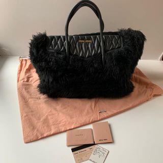 ミュウミュウ(miumiu)のmiumiu フェイクファー　バッグ(ハンドバッグ)