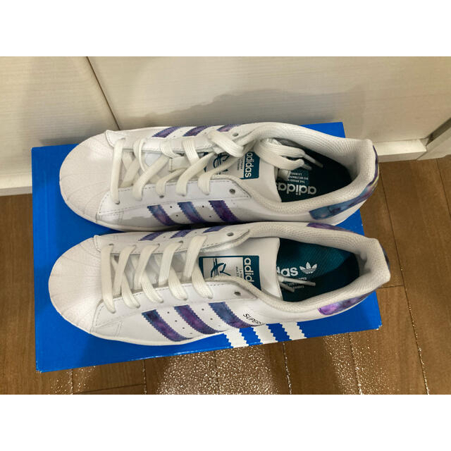 adidas(アディダス)の専用 新品 22cm アディダス スーパースター  パープル GZ5217 レディースの靴/シューズ(スニーカー)の商品写真