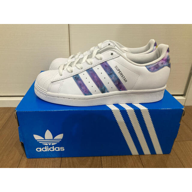 adidas(アディダス)の専用 新品 22cm アディダス スーパースター  パープル GZ5217 レディースの靴/シューズ(スニーカー)の商品写真