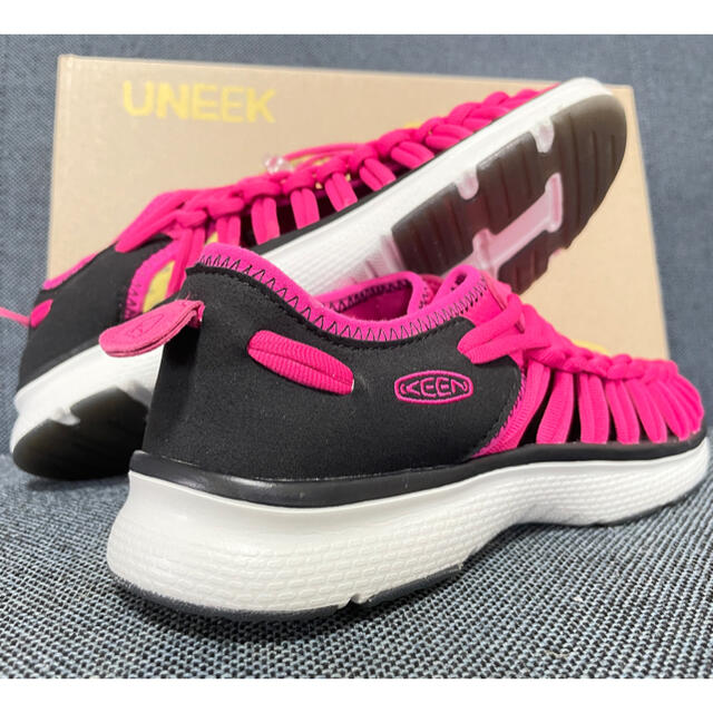 KEEN(キーン)の【kellysalt様専用】KEEN UNEEK O2 ピンク レディースの靴/シューズ(サンダル)の商品写真