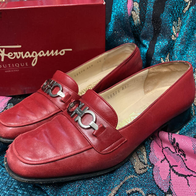 Salvatore Ferragamo(サルヴァトーレフェラガモ)のヴィンテージ フェラガモ ローファー ガンチーニ 赤 レディースの靴/シューズ(ローファー/革靴)の商品写真