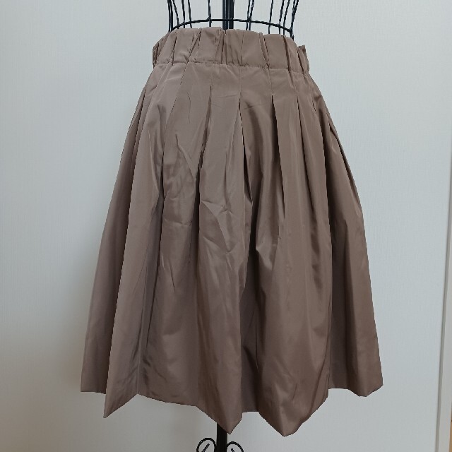 Tiaclasse(ティアクラッセ)の【未使用】ティアクラッセ　タフタスカート　Mサイズ レディースのスカート(ひざ丈スカート)の商品写真