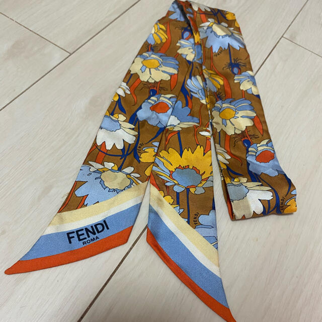売り切りたいため大幅値下げ！FENDI スカーフ 花柄 オシャレ 7040円