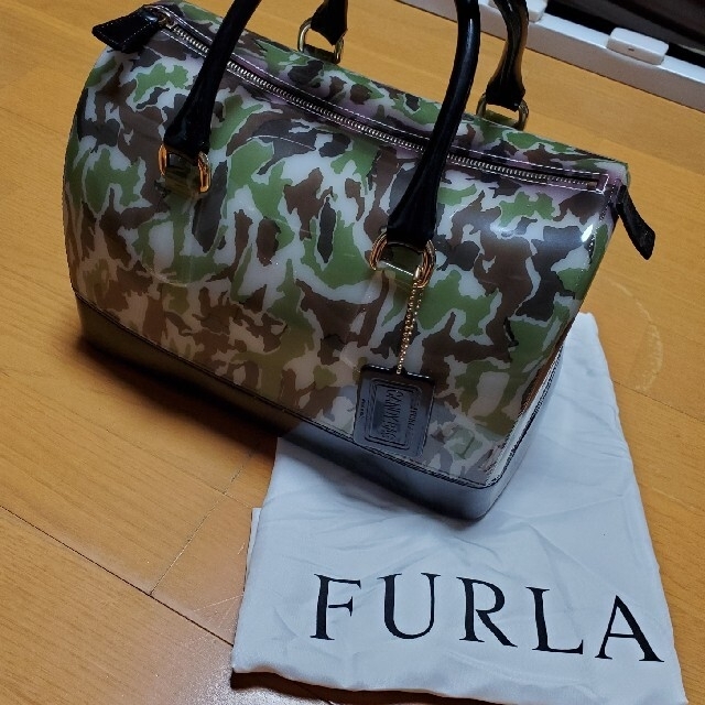 Furla(フルラ)のFURLA 美品 ハンドバッグ キャディバッグ 迷彩 赤　纏め レディースのバッグ(ハンドバッグ)の商品写真