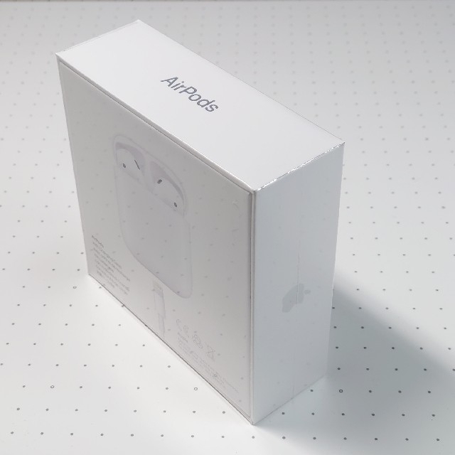 Apple(アップル)の【未開封新品☆国内正規品】Airpods with Charging Case スマホ/家電/カメラのオーディオ機器(ヘッドフォン/イヤフォン)の商品写真