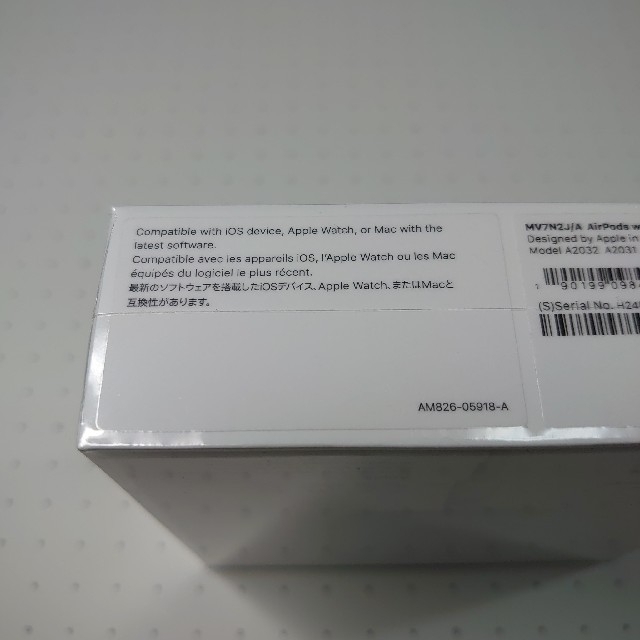 Apple(アップル)の【未開封新品☆国内正規品】Airpods with Charging Case スマホ/家電/カメラのオーディオ機器(ヘッドフォン/イヤフォン)の商品写真