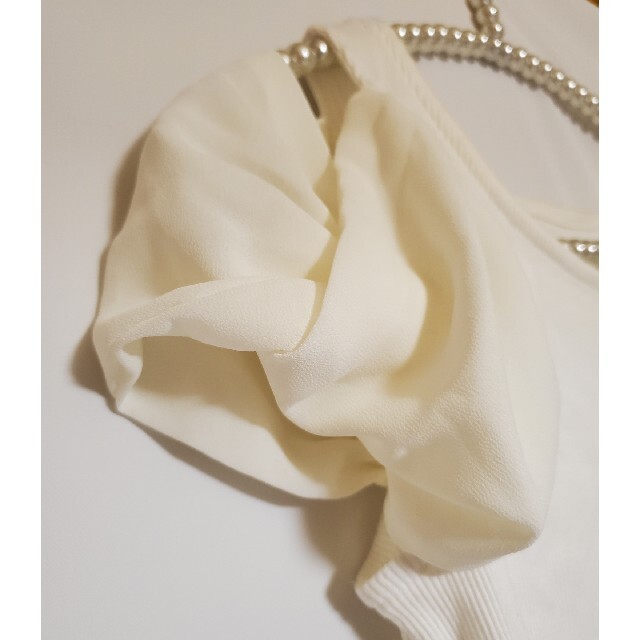Auntie Rosa(アンティローザ)の新品タグ付きアンティローザ　肩開きトップス　ホワイト レディースのトップス(カットソー(半袖/袖なし))の商品写真