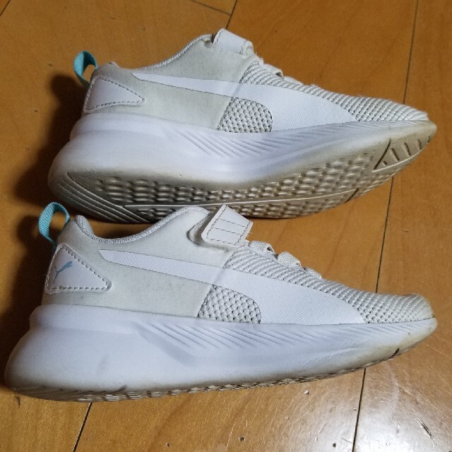 PUMA(プーマ)のPUMA白メッシュスニーカー18センチ キッズ/ベビー/マタニティのキッズ靴/シューズ(15cm~)(スニーカー)の商品写真