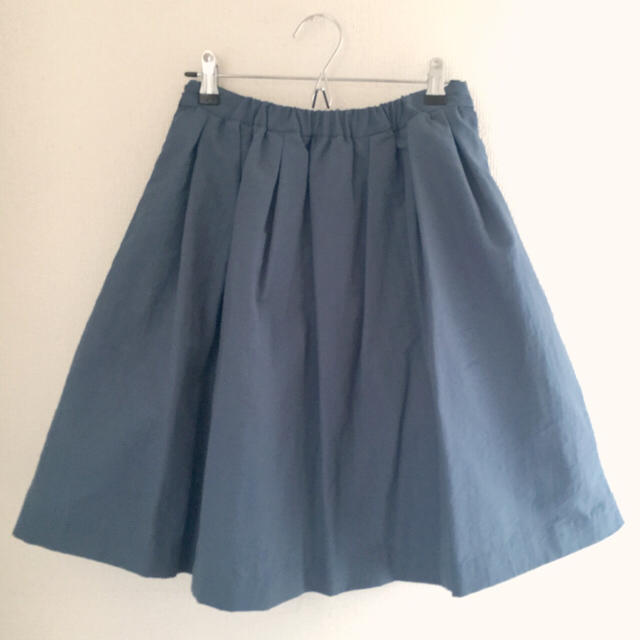 KBF+(ケービーエフプラス)の防水 ボリューム 膝丈 形状記憶 スカート ブルー  レディースのスカート(ひざ丈スカート)の商品写真