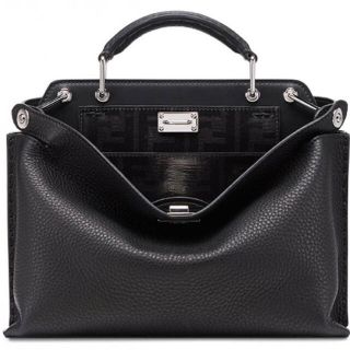 フェンディ(FENDI)のFENDI フェンディ ピーカブーアイコニックエッセンシャリー　バッグ(ショルダーバッグ)