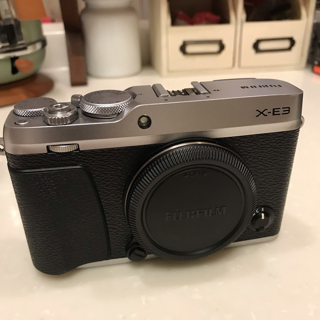 富士フイルム(フジフイルム)のFUJIFILM X-E3ボディ＋XC15-45mmF3.5-5.6のセット スマホ/家電/カメラのカメラ(ミラーレス一眼)の商品写真