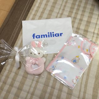 ファミリア(familiar)の【ぺこ様専用】familiar お食事エプロン(お食事エプロン)