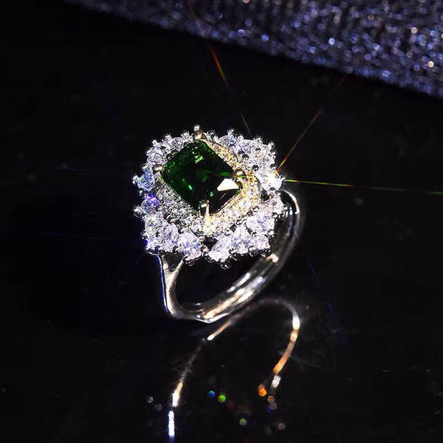 高級感 キラキラデザインリング　豪華指輪 ダイヤモンド 宝石